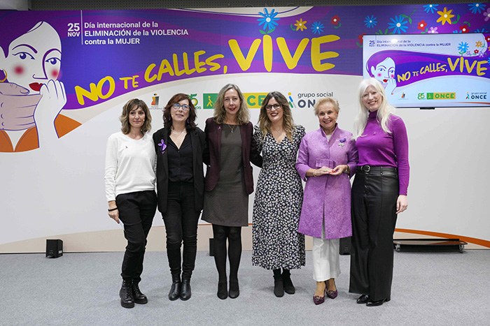 Foto de familia de las participantes en el acto