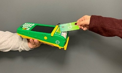 Persona pagando con tarjeta en el TPV