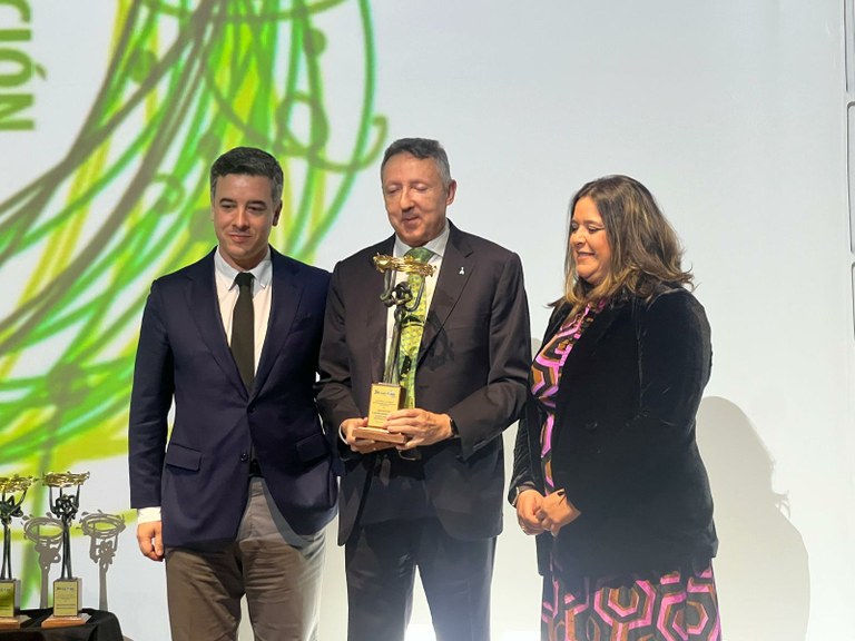 Cristóbal Martínez recogiendo el premio