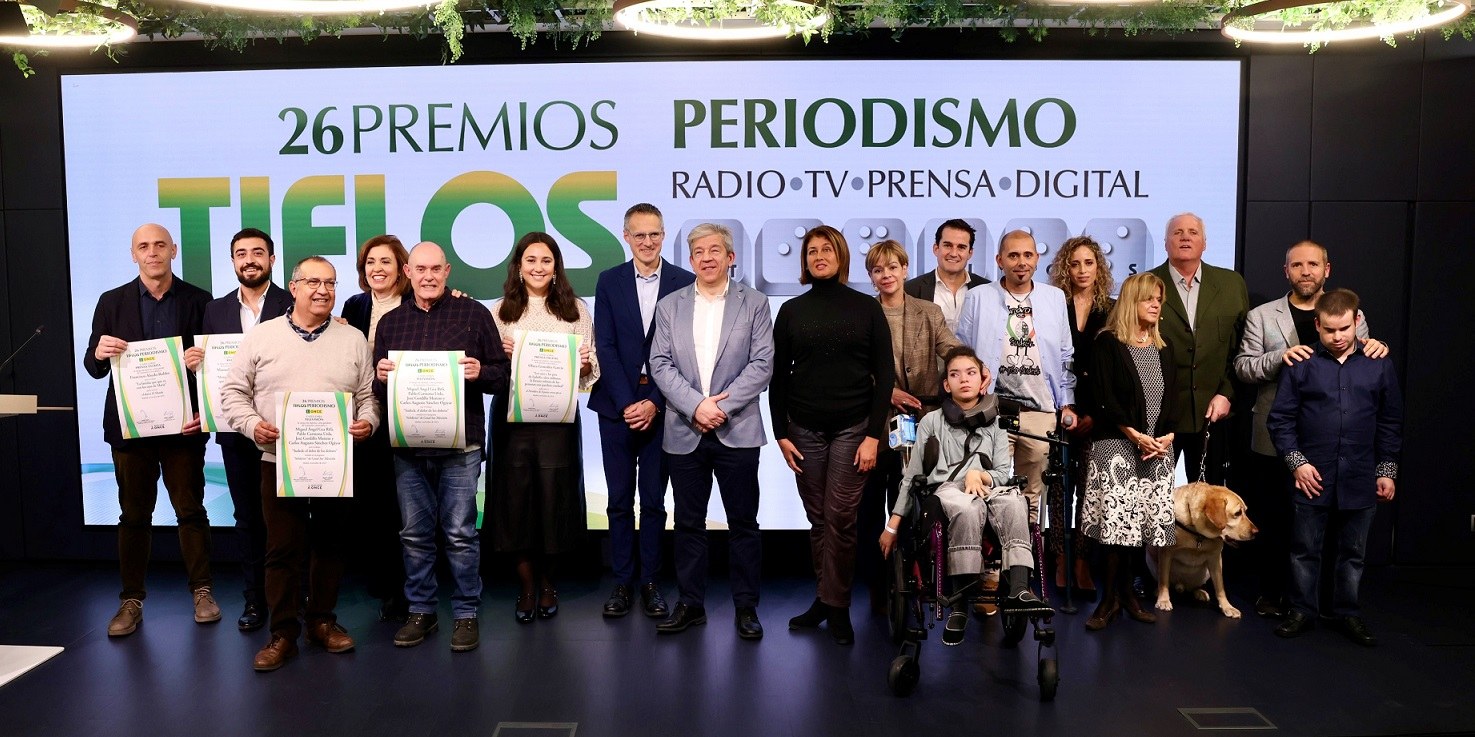 Foto de familia de los galardonados y los protagonistas de los trabajos premiados