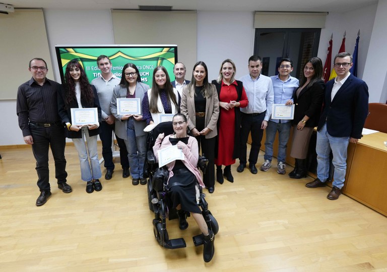 Foto de familia de todos los premiados  junto a los profesores y responsables de la cátedra