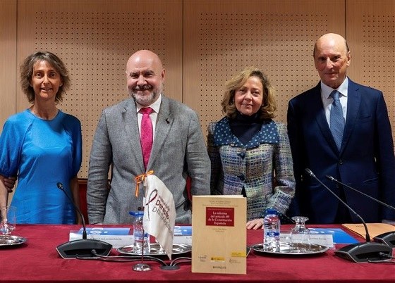 Foto de familia de los participantes en la presentación de la obra sobre la reforma del artículo 49