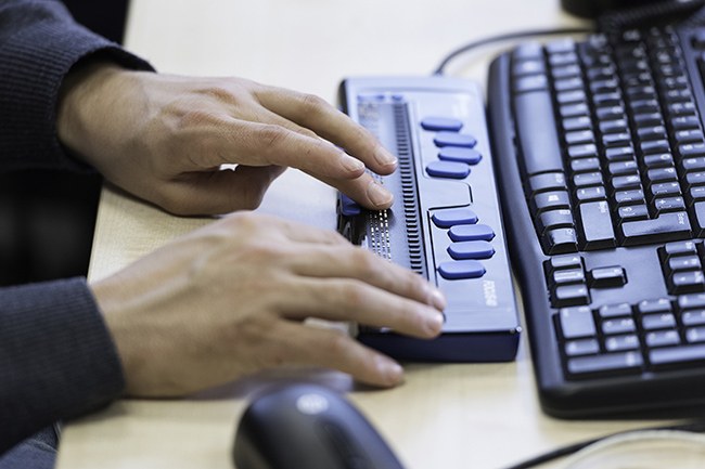 Primer plano de un ordenador con línea braille
