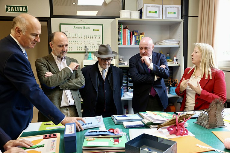 Los representantes de la FGEE junto a la directora del SBO, Carmen Bayarri, durante la visita en el SBO