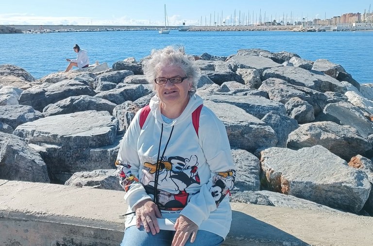 Carmen Lapico Pérez es una persona sordociega, de vacaciones sociales Pensado para ti 2024, en Fuengirola