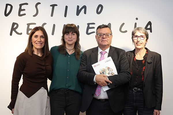 Foto de familia de los participantes en la inauguración de la exposición