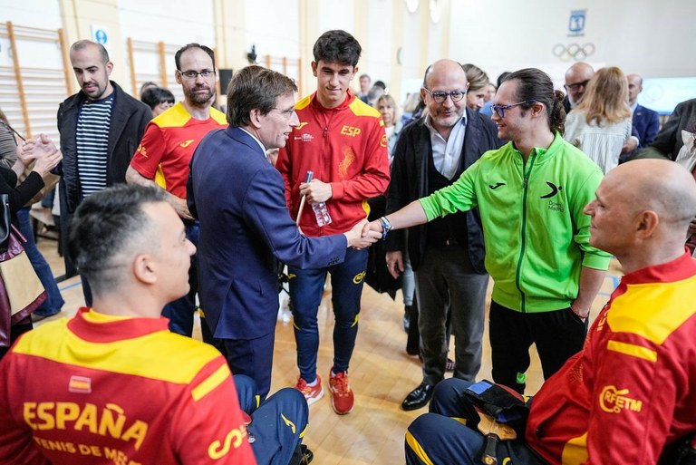 Almeida junto a deportistas con discapacidad | Foto de Ayuntamiento de Madrid