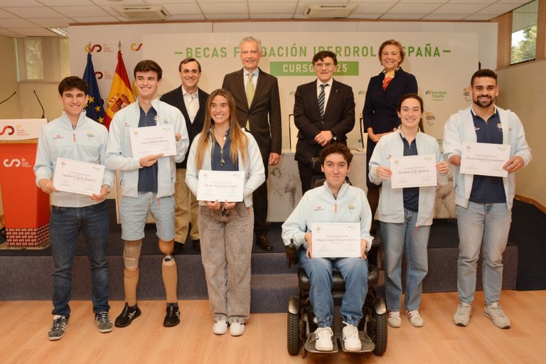 Foto de familia de los becados con los responsables del CPE y de Iberdrola