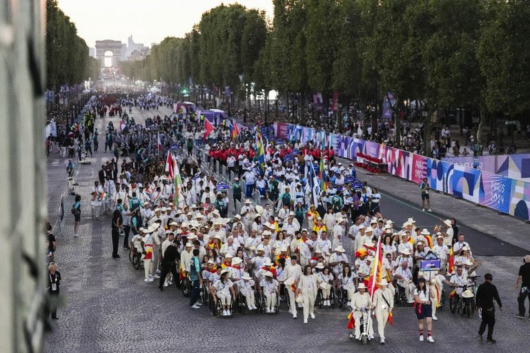 Delegación española durante el desfile de inauguración de los JJPP de París 2024