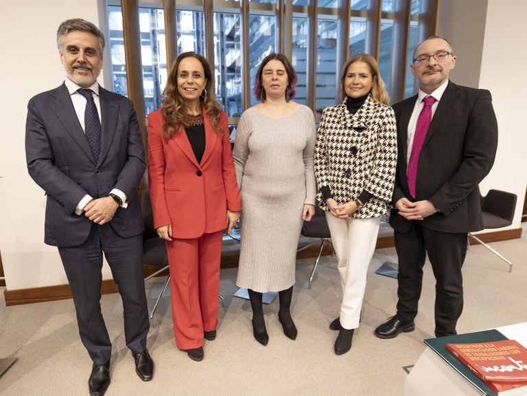 Foto de familia de la presentación de la guía