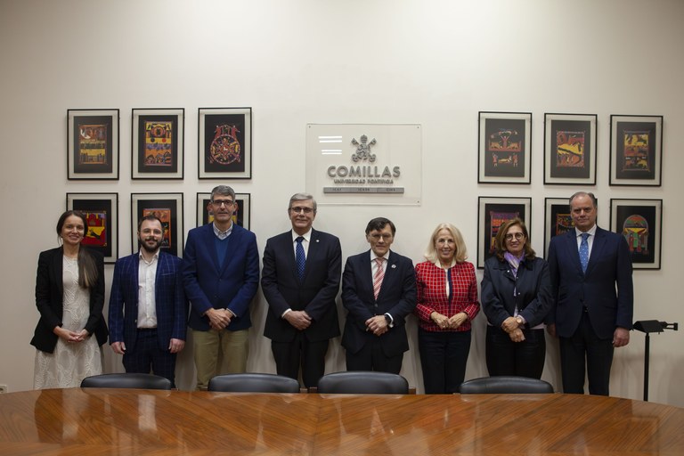 Foto de familia del acuerdo con la Universidad de Comillas
