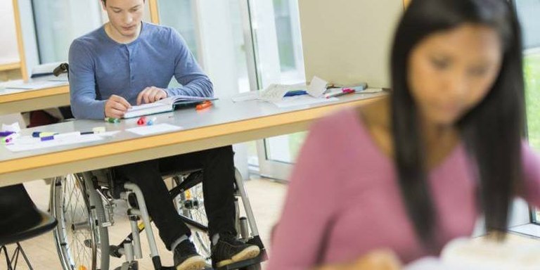 Joven universitario con discapacidad 