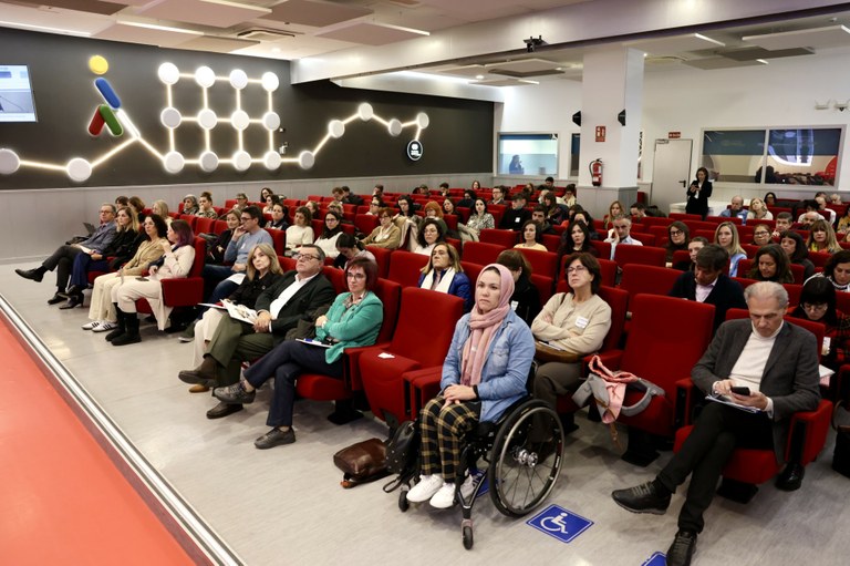 Imagen del salón de actos de Fundación asistentes al acto sobre refugiados con discapacidad