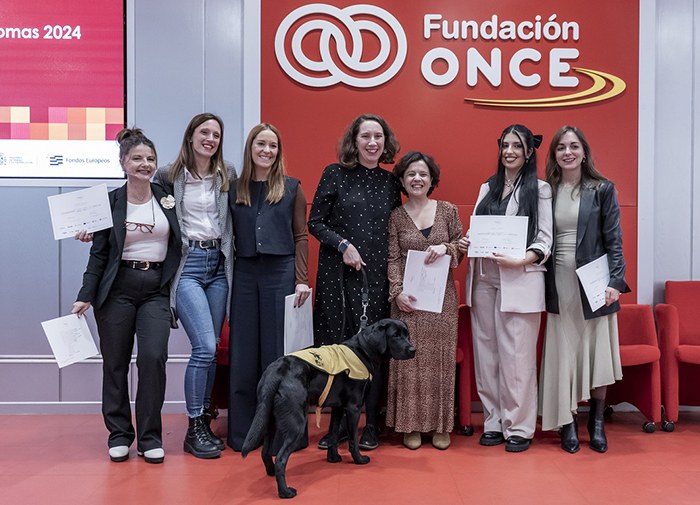 Mujeres con el diploma como trabajadoras en el proyecto "Embellece tu futuro"