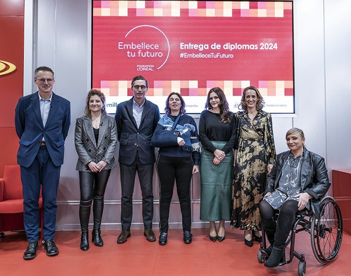 Foto de familia de los participantes en la mesa redonda