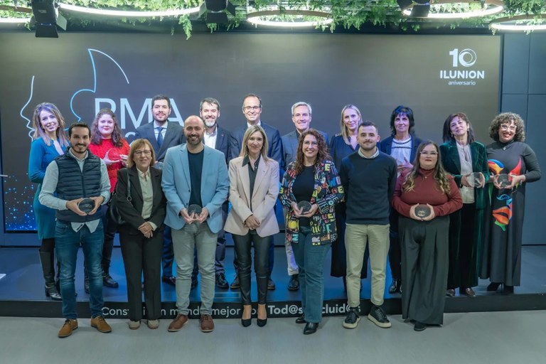 Foto de familia de los mejores agentes  con los responsables de Ilunion