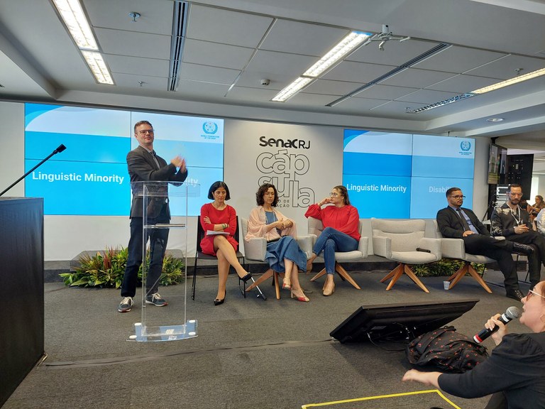 Foto general de los participantes en el panel