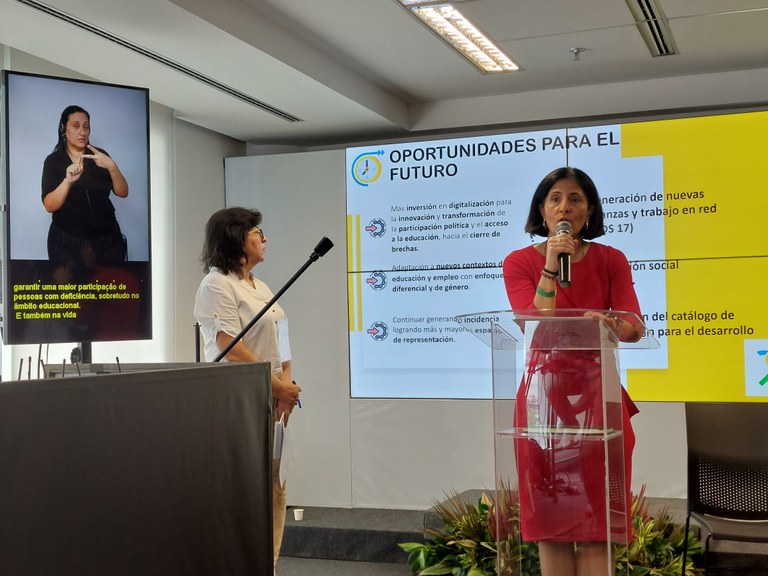 Momento de la intervención de Estefanía Mirpuri en el panel sobre educación inlcusiva