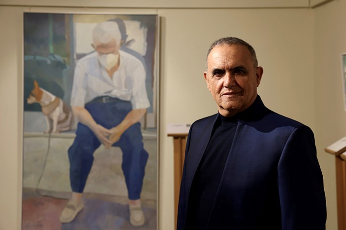 José Manuel Molina Castro ante una de sus obras