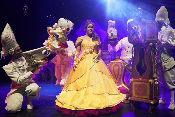 Marina interpretando a Bella en el musical