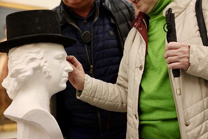 Los visitantes reconoce al tacto el busto de Goya