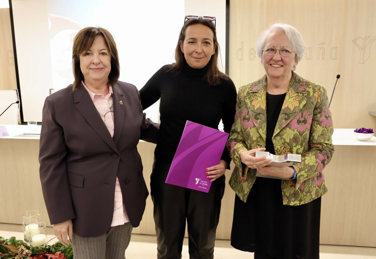 Matilde Fernández y Lourdes Márquez, de dcha a izda, con el título acreditativo del premio a SoledadEs