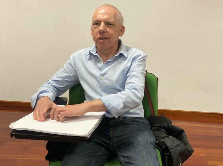 José Manuel Novegil Gil lee en braille desde los 24 años 