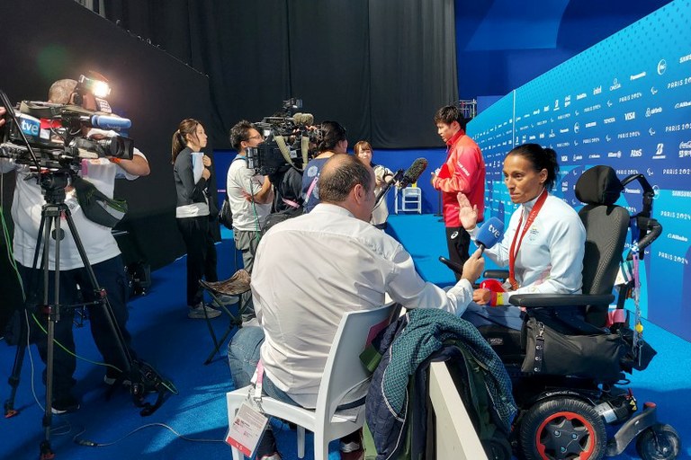 Diversos medios de comunicaciópn entrevistando a deportistas paralímpicos, como Teresa Perales, durante la celebración de los JJPP de París