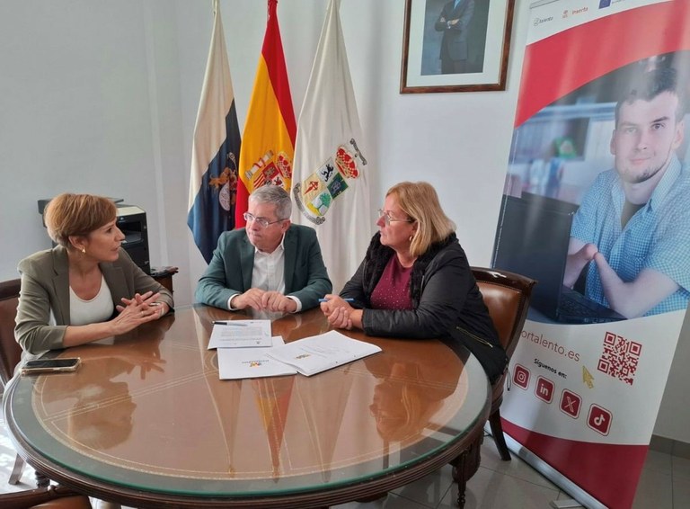 De izquierda a derecha, Emma Fernández Manrique, Marco Aurelio Pérez y la concejala de Desarrollo Local, Elena Álamo | Foto de Inserta Empleo