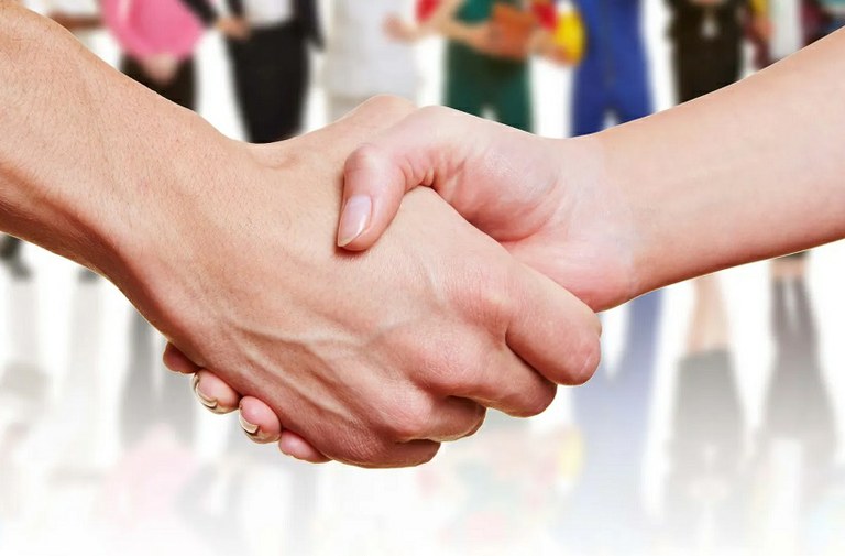 Imagen de dos manos alusiva al convenio de Ilunion con Accem