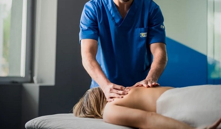 Fisioterapeuta de Ilunion trabajando con un paciente