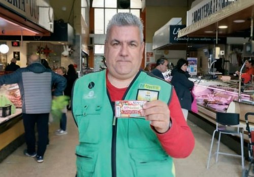 Lluis Riscá muestra el número ganador