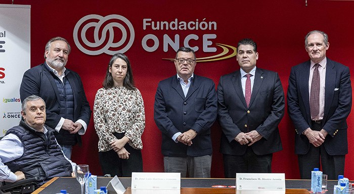Foto de familia de los participantes en la firma del convenio