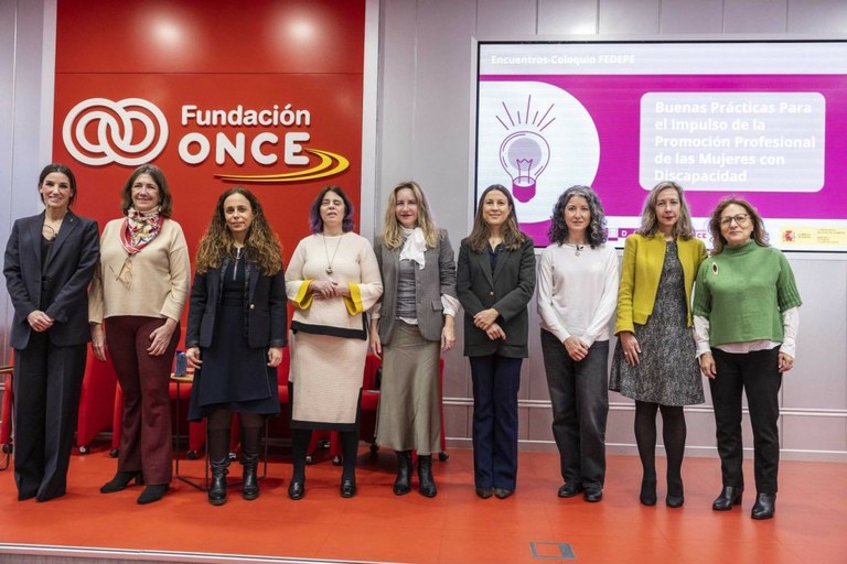Foto de familia de las participantes en el acto de FEDEPE
