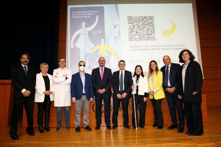  Fotografía de familia de la presentación de la guía de accesibilidad en centros hospitalarios elaborada por Ilunion