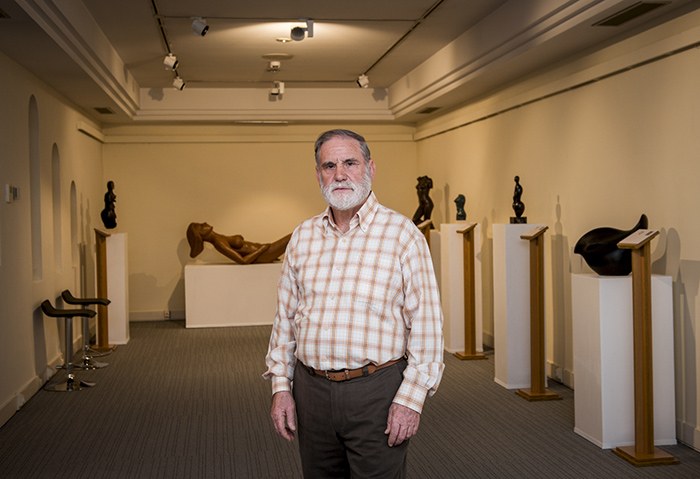 Julián Rodríguez Vázquez delante de sus esculturas