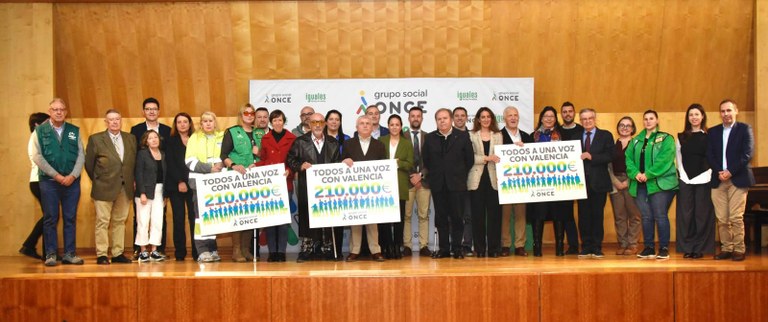 Foto de familia de autoridades, trabajadores y responsables de la ONCE en el acto de entrega de la donación