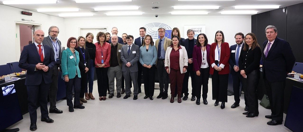 Foto de familia de los eurodiputados y los responsables del Grupo Social ONCE y del CERMI