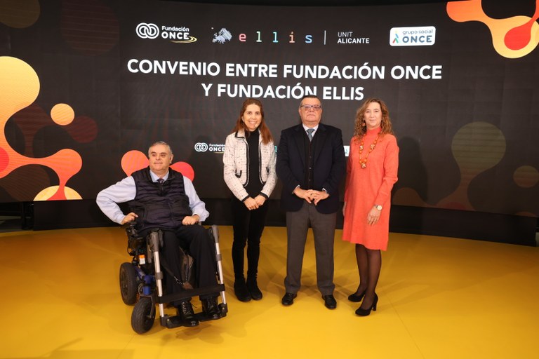 Foto de familia de los representantes de ambas fundaciones en la firma del acuerdo