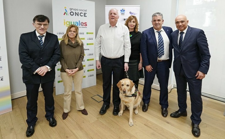 Foto de familia de la presentación entre el Grupo Social ONCE y SEMES