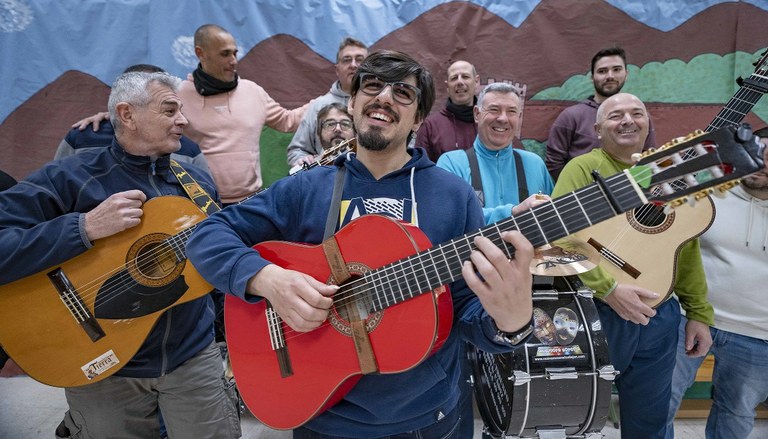 Antonio Mateos es agente vendedor de la ONCE y guitarra/voz en la comparsa Los Invasores