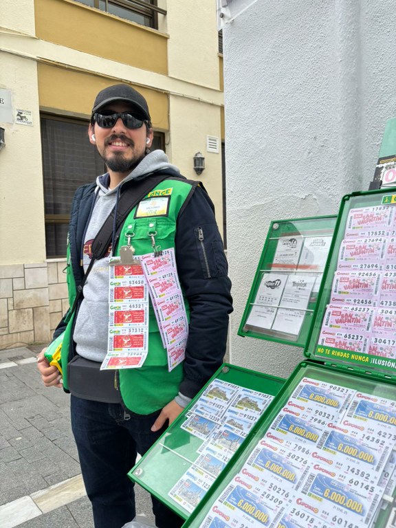 Antonio Mateos, vendedor de la ONCE y guitarra/voz en la comparsa Los invasores