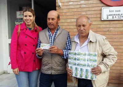 Vendedor de Hinojos con uno de los premiados y la directora ONCE La Palma del Condado