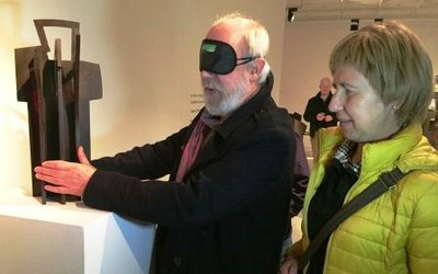 Iñigo Arregui explora una de sus obras provisto de antifaz
