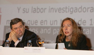 Patricia Sanz presenta al catedrático Manuel López, que pronunció la conferencia inaugural