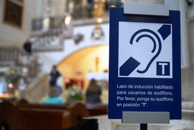 Cartel indicativo de bucle magnético en el interior de la catedral 