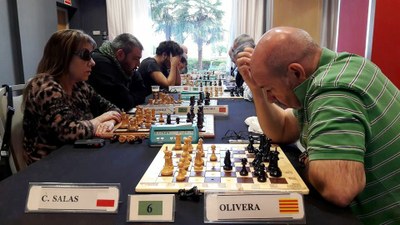 Conchi Salas y Albert Oliveras, a la postre campeones femenino y masculino del Torneo se enfrentan en una partida del Campeonato