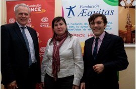 De izquierda a derecha: José Manuel García Collantes, Mª Jesús Varela, directora de FOAL, y Alberto Durán