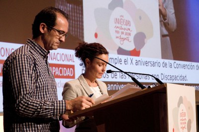 Dos de los participantes en el Congreso da lectura al Manifiesto
