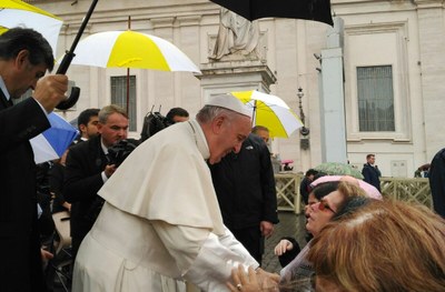 El Papa saluda y da la bendición a los peregrinos españoles